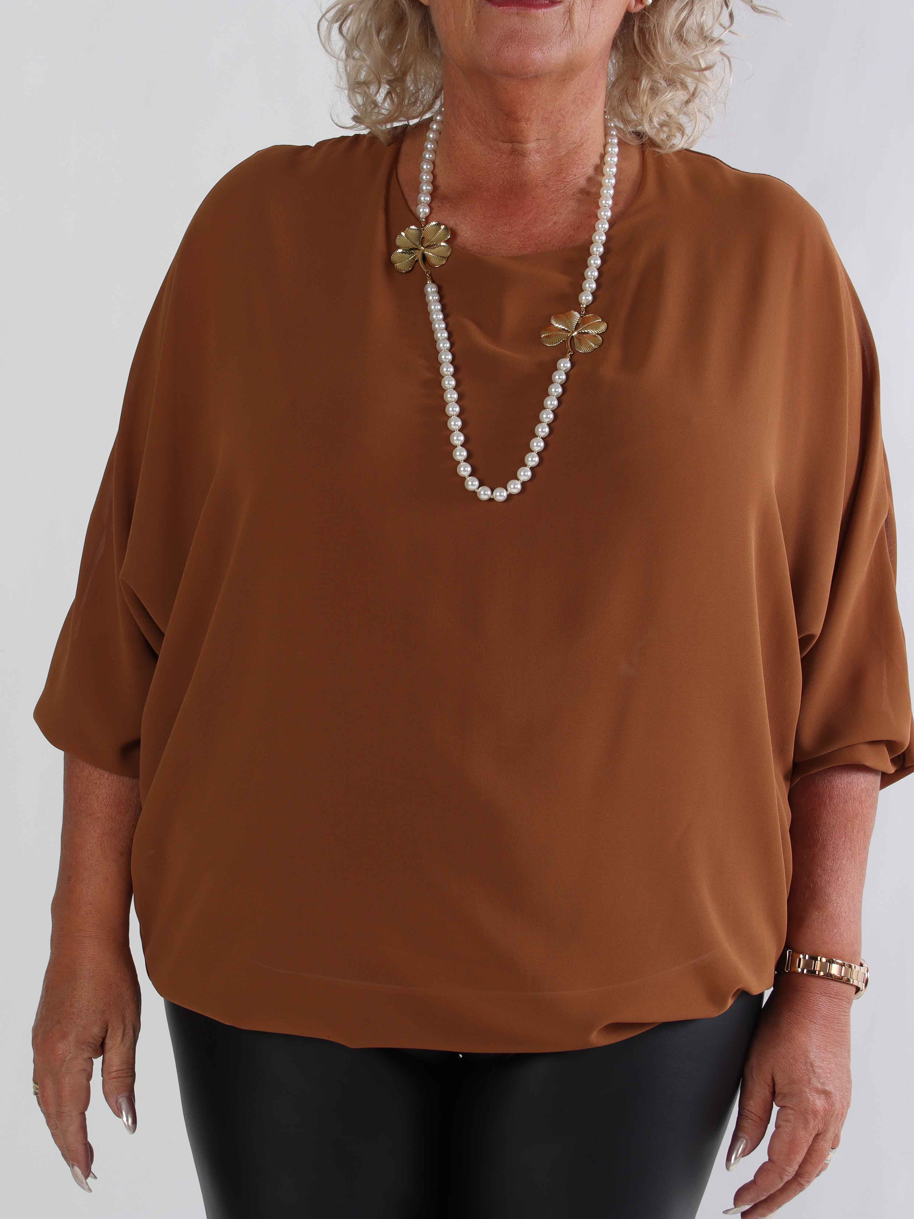 Destiny Plain - Plus size blus i chiffong med fladdermusärmar